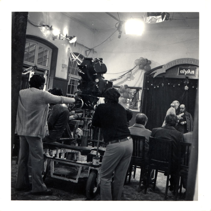 &nbsp;Ο&nbsp;Θόδωρος&nbsp;Αγγελόπουλος&nbsp;με&nbsp;συνεργάτες&nbsp;του&nbsp;κατά&nbsp;τη&nbsp;διάρκεια&nbsp;των&nbsp;γυρισμάτων&nbsp;της&nbsp;ταινίας&nbsp;«Οι&nbsp;κυνηγοί»,&nbsp;1977