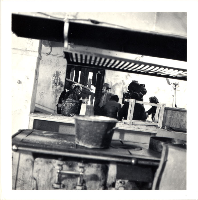 &nbsp;Ο&nbsp;Θόδωρος&nbsp;Αγγελόπουλος&nbsp;με&nbsp;συνεργάτες&nbsp;του&nbsp;κατά&nbsp;τη&nbsp;διάρκεια&nbsp;των&nbsp;γυρισμάτων&nbsp;της&nbsp;ταινίας&nbsp;«Οι&nbsp;κυνηγοί»,&nbsp;1977