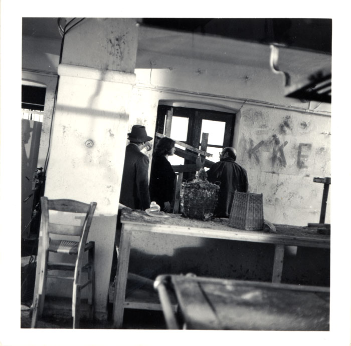 &nbsp;Ο&nbsp;Θόδωρος&nbsp;Αγγελόπουλος&nbsp;με&nbsp;συνεργάτες&nbsp;του&nbsp;κατά&nbsp;τη&nbsp;διάρκεια&nbsp;των&nbsp;γυρισμάτων&nbsp;της&nbsp;ταινίας&nbsp;«Οι&nbsp;κυνηγοί»,&nbsp;1977