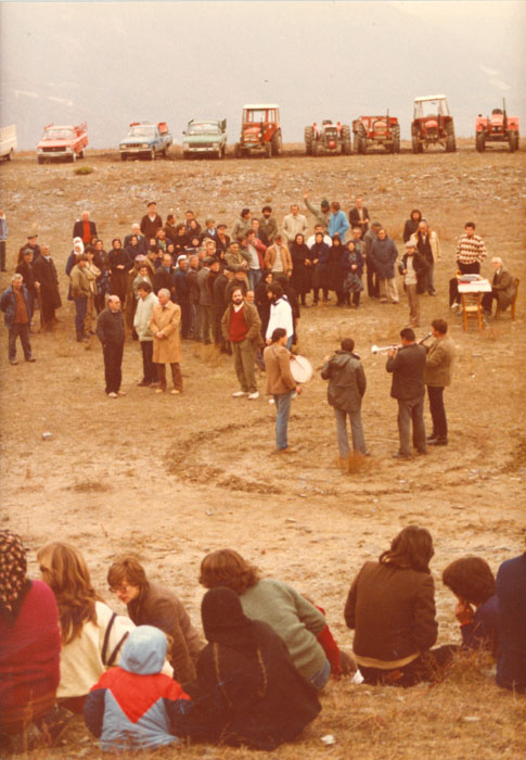&nbsp;Ο&nbsp;Θόδωρος&nbsp;Αγγελόπουλος&nbsp;με&nbsp;συνεργάτες&nbsp;του&nbsp;κατά&nbsp;τη&nbsp;διάρκεια&nbsp;των&nbsp;γυρισμάτων&nbsp;της&nbsp;ταινίας&nbsp;«Ταξίδι&nbsp;στα&nbsp;Κύθηρα»(;),&nbsp;1983