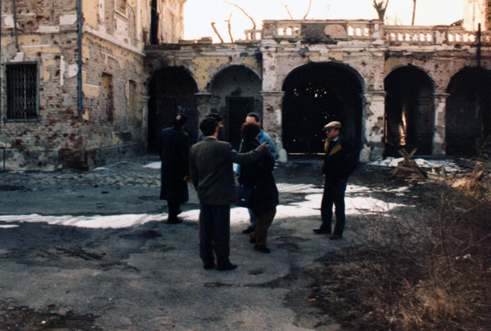 &nbsp;Ο&nbsp;Θόδωρος&nbsp;Αγγελόπουλος&nbsp;με&nbsp;συνεργάτες&nbsp;του&nbsp;κατά&nbsp;τη&nbsp;διάρκεια&nbsp;των&nbsp;γυρισμάτων&nbsp;της&nbsp;ταινίας&nbsp;«Το&nbsp;βλέμμα&nbsp;του&nbsp;Οδυσσέα»&nbsp;(;),&nbsp;1995