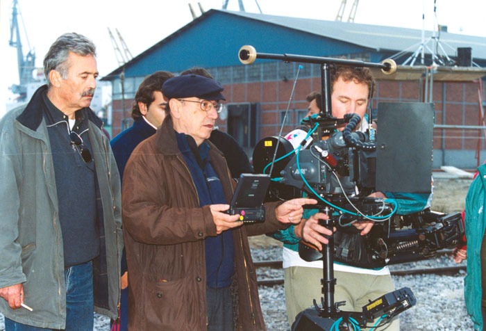 &nbsp;Ο&nbsp;Θόδωρος&nbsp;Αγγελόπουλος&nbsp;με&nbsp;τους&nbsp;συνεργάτες&nbsp;του&nbsp;κατά&nbsp;τη&nbsp;διάρκεια&nbsp;των&nbsp;γυρισμάτων&nbsp;της&nbsp;ταινίας&nbsp;«Το&nbsp;λιβάδι&nbsp;που&nbsp;δακρύζει»,Φωτορεπορτάζ&nbsp;ελληνικού&nbsp;και&nbsp;ξένου&nbsp;τύπου