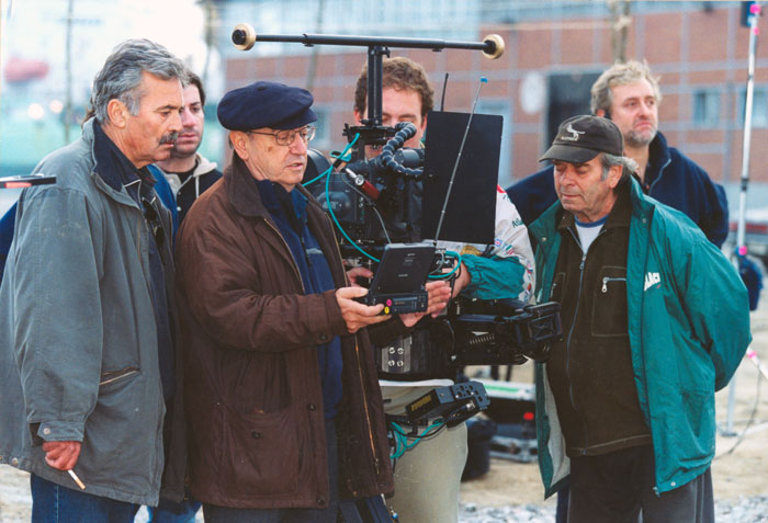 &nbsp;Ο&nbsp;Θόδωρος&nbsp;Αγγελόπουλος&nbsp;με&nbsp;τους&nbsp;συνεργάτες&nbsp;του&nbsp;κατά&nbsp;τη&nbsp;διάρκεια&nbsp;των&nbsp;γυρισμάτων&nbsp;της&nbsp;ταινίας&nbsp;«Το&nbsp;λιβάδι&nbsp;που&nbsp;δακρύζει»,Φωτορεπορτάζ&nbsp;ελληνικού&nbsp;και&nbsp;ξένου&nbsp;τύπου