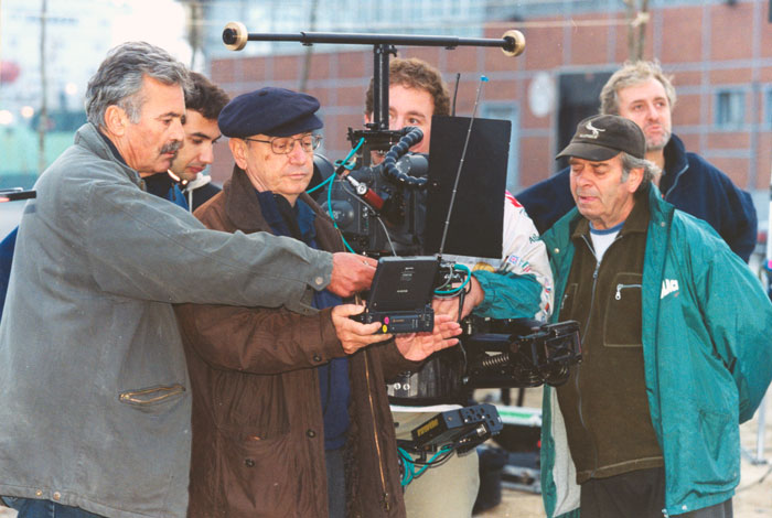 &nbsp;Ο&nbsp;Θόδωρος&nbsp;Αγγελόπουλος&nbsp;με&nbsp;τους&nbsp;συνεργάτες&nbsp;του&nbsp;κατά&nbsp;τη&nbsp;διάρκεια&nbsp;των&nbsp;γυρισμάτων&nbsp;της&nbsp;ταινίας&nbsp;«Το&nbsp;λιβάδι&nbsp;που&nbsp;δακρύζει»,Φωτορεπορτάζ&nbsp;ελληνικού&nbsp;και&nbsp;ξένου&nbsp;τύπου