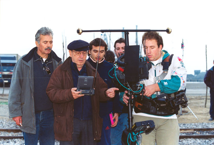 &nbsp;Ο&nbsp;Θόδωρος&nbsp;Αγγελόπουλος&nbsp;με&nbsp;τους&nbsp;συνεργάτες&nbsp;του&nbsp;κατά&nbsp;τη&nbsp;διάρκεια&nbsp;των&nbsp;γυρισμάτων&nbsp;της&nbsp;ταινίας&nbsp;«Το&nbsp;λιβάδι&nbsp;που&nbsp;δακρύζει»,Φωτορεπορτάζ&nbsp;ελληνικού&nbsp;και&nbsp;ξένου&nbsp;τύπου