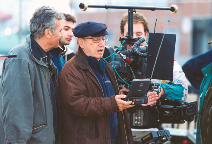 &nbsp;Ο&nbsp;Θόδωρος&nbsp;Αγγελόπουλος&nbsp;με&nbsp;τους&nbsp;συνεργάτες&nbsp;του&nbsp;κατά&nbsp;τη&nbsp;διάρκεια&nbsp;των&nbsp;γυρισμάτων&nbsp;της&nbsp;ταινίας&nbsp;«Το&nbsp;λιβάδι&nbsp;που&nbsp;δακρύζει»,Φωτορεπορτάζ&nbsp;ελληνικού&nbsp;και&nbsp;ξένου&nbsp;τύπου