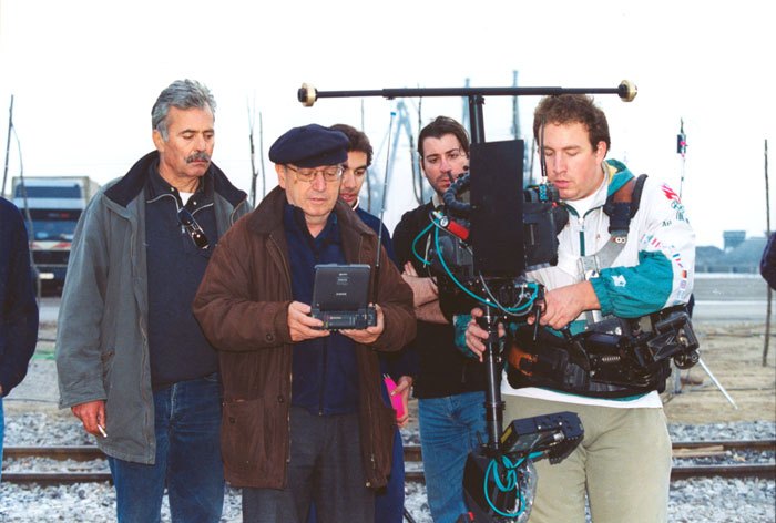 &nbsp;Ο&nbsp;Θόδωρος&nbsp;Αγγελόπουλος&nbsp;με&nbsp;τους&nbsp;συνεργάτες&nbsp;του&nbsp;κατά&nbsp;τη&nbsp;διάρκεια&nbsp;των&nbsp;γυρισμάτων&nbsp;της&nbsp;ταινίας&nbsp;«Το&nbsp;λιβάδι&nbsp;που&nbsp;δακρύζει»,Φωτορεπορτάζ&nbsp;ελληνικού&nbsp;και&nbsp;ξένου&nbsp;τύπου