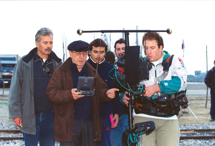 &nbsp;Ο&nbsp;Θόδωρος&nbsp;Αγγελόπουλος&nbsp;με&nbsp;τους&nbsp;συνεργάτες&nbsp;του&nbsp;κατά&nbsp;τη&nbsp;διάρκεια&nbsp;των&nbsp;γυρισμάτων&nbsp;της&nbsp;ταινίας&nbsp;«Το&nbsp;λιβάδι&nbsp;που&nbsp;δακρύζει»,Φωτορεπορτάζ&nbsp;ελληνικού&nbsp;και&nbsp;ξένου&nbsp;τύπου