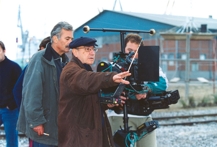 &nbsp;Ο&nbsp;Θόδωρος&nbsp;Αγγελόπουλος&nbsp;με&nbsp;τους&nbsp;συνεργάτες&nbsp;του&nbsp;κατά&nbsp;τη&nbsp;διάρκεια&nbsp;των&nbsp;γυρισμάτων&nbsp;της&nbsp;ταινίας&nbsp;«Το&nbsp;λιβάδι&nbsp;που&nbsp;δακρύζει»,Φωτορεπορτάζ&nbsp;ελληνικού&nbsp;και&nbsp;ξένου&nbsp;τύπου