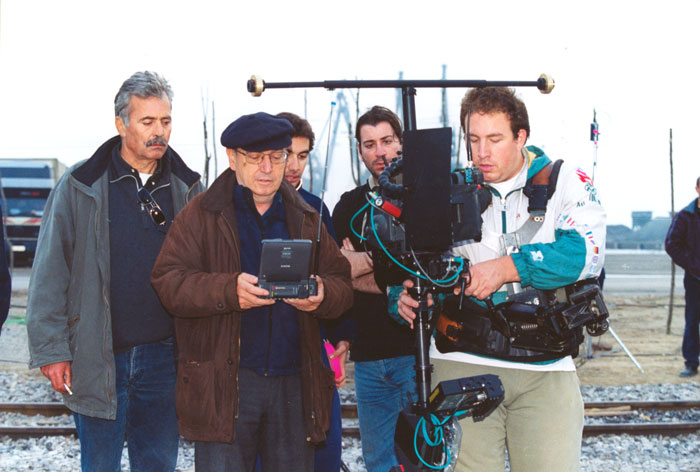 &nbsp;Ο&nbsp;Θόδωρος&nbsp;Αγγελόπουλος&nbsp;με&nbsp;τους&nbsp;συνεργάτες&nbsp;του&nbsp;κατά&nbsp;τη&nbsp;διάρκεια&nbsp;των&nbsp;γυρισμάτων&nbsp;της&nbsp;ταινίας&nbsp;«Το&nbsp;λιβάδι&nbsp;που&nbsp;δακρύζει»,Φωτορεπορτάζ&nbsp;ελληνικού&nbsp;και&nbsp;ξένου&nbsp;τύπου