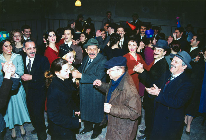 &nbsp;Ο&nbsp;Θόδωρος&nbsp;Αγγελόπουλος&nbsp;με&nbsp;την&nbsp;κόρη&nbsp;του&nbsp;Ελένη&nbsp;και&nbsp;τους&nbsp;συνεργάτες&nbsp;του&nbsp;κατά&nbsp;τη&nbsp;διάρκεια&nbsp;των&nbsp;γυρισμάτων&nbsp;της&nbsp;ταινίας&nbsp;«Το&nbsp;λιβάδι&nbsp;που&nbsp;δακρύζει»,Φωτορεπορτάζ&nbsp;ελληνικού&nbsp;και&nbsp;ξένου&nbsp;τύπου