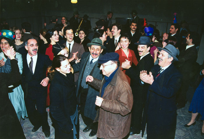 &nbsp;Ο&nbsp;Θόδωρος&nbsp;Αγγελόπουλος&nbsp;με&nbsp;την&nbsp;κόρη&nbsp;του&nbsp;Ελένη&nbsp;και&nbsp;τους&nbsp;συνεργάτες&nbsp;του&nbsp;κατά&nbsp;τη&nbsp;διάρκεια&nbsp;των&nbsp;γυρισμάτων&nbsp;της&nbsp;ταινίας&nbsp;«Το&nbsp;λιβάδι&nbsp;που&nbsp;δακρύζει»,Φωτορεπορτάζ&nbsp;ελληνικού&nbsp;και&nbsp;ξένου&nbsp;τύπου