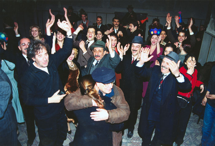 &nbsp;Ο&nbsp;Θόδωρος&nbsp;Αγγελόπουλος&nbsp;με&nbsp;την&nbsp;κόρη&nbsp;του&nbsp;Ελένη&nbsp;και&nbsp;τους&nbsp;συνεργάτες&nbsp;του&nbsp;κατά&nbsp;τη&nbsp;διάρκεια&nbsp;των&nbsp;γυρισμάτων&nbsp;της&nbsp;ταινίας&nbsp;«Το&nbsp;λιβάδι&nbsp;που&nbsp;δακρύζει»,Φωτορεπορτάζ&nbsp;ελληνικού&nbsp;και&nbsp;ξένου&nbsp;τύπου