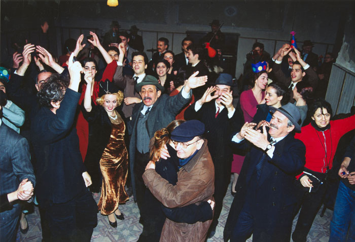 &nbsp;Ο&nbsp;Θόδωρος&nbsp;Αγγελόπουλος&nbsp;με&nbsp;την&nbsp;κόρη&nbsp;του&nbsp;Ελένη&nbsp;και&nbsp;τους&nbsp;συνεργάτες&nbsp;του&nbsp;κατά&nbsp;τη&nbsp;διάρκεια&nbsp;των&nbsp;γυρισμάτων&nbsp;της&nbsp;ταινίας&nbsp;«Το&nbsp;λιβάδι&nbsp;που&nbsp;δακρύζει»,Φωτορεπορτάζ&nbsp;ελληνικού&nbsp;και&nbsp;ξένου&nbsp;τύπου