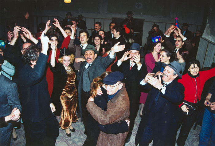 &nbsp;Ο&nbsp;Θόδωρος&nbsp;Αγγελόπουλος&nbsp;με&nbsp;την&nbsp;κόρη&nbsp;του&nbsp;Ελένη&nbsp;και&nbsp;τους&nbsp;συνεργάτες&nbsp;του&nbsp;κατά&nbsp;τη&nbsp;διάρκεια&nbsp;των&nbsp;γυρισμάτων&nbsp;της&nbsp;ταινίας&nbsp;«Το&nbsp;λιβάδι&nbsp;που&nbsp;δακρύζει»,Φωτορεπορτάζ&nbsp;ελληνικού&nbsp;και&nbsp;ξένου&nbsp;τύπου