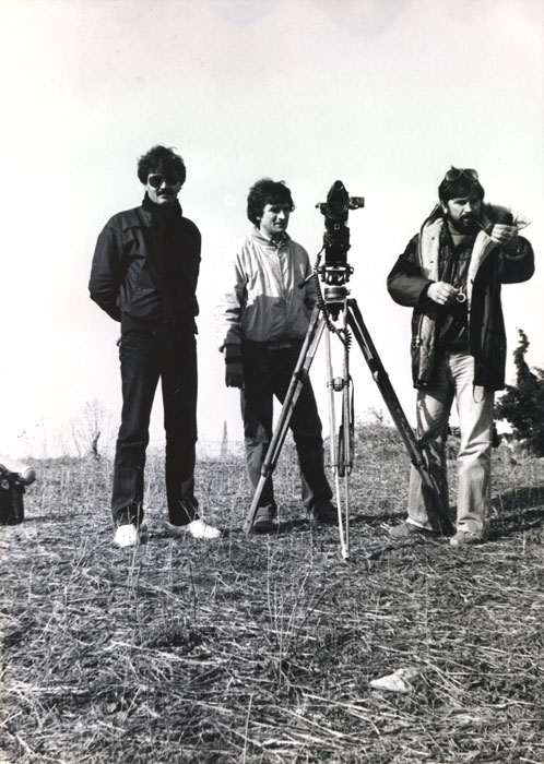 &nbsp;Ο&nbsp;Γιώργος&nbsp;Αρβανίτης&nbsp;με&nbsp;άλλους&nbsp;συνεργάτες&nbsp;του&nbsp;κατά&nbsp;τη&nbsp;διάρκεια&nbsp;των&nbsp;γυρισμάτων&nbsp;της&nbsp;ταινίας&nbsp;«Μέρες&nbsp;του&nbsp;’36»&nbsp;(;),&nbsp;Ελληνικός&nbsp;Οργανισμός&nbsp;Φωτορεπορτάζ,&nbsp;1972