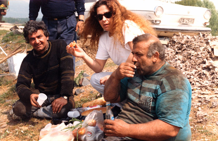 &nbsp;Η&nbsp;Φοίβη&nbsp;Οικονομοπούλου&nbsp;με&nbsp;συνεργάτες&nbsp;κατά&nbsp;τη&nbsp;διάρκεια&nbsp;διαλείμματος&nbsp;&nbsp;από&nbsp;τα&nbsp;γυρίσματα&nbsp;της&nbsp;ταινίας&nbsp;«Το&nbsp;μετέωρο&nbsp;βήμα&nbsp;του&nbsp;πελαργού»&nbsp;(;),&nbsp;1991(;)