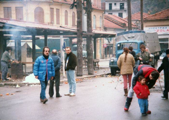 &nbsp;Η&nbsp;Φοίβη&nbsp;Οικονομοπούλου&nbsp;με&nbsp;συνεργάτες&nbsp;κατά&nbsp;τη&nbsp;διάρκεια&nbsp;των&nbsp;γυρισμάτων&nbsp;της&nbsp;ταινίας&nbsp;«Μια&nbsp;αιωνιότητα&nbsp;και&nbsp;μια&nbsp;μέρα»&nbsp;(;),&nbsp;1998