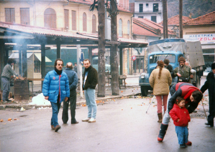&nbsp;Η&nbsp;Φοίβη&nbsp;Οικονομοπούλου&nbsp;με&nbsp;συνεργάτες&nbsp;κατά&nbsp;τη&nbsp;διάρκεια&nbsp;των&nbsp;γυρισμάτων&nbsp;της&nbsp;ταινίας&nbsp;«Μια&nbsp;αιωνιότητα&nbsp;και&nbsp;μια&nbsp;μέρα»&nbsp;(;),&nbsp;1998
