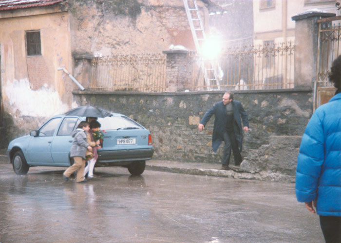 &nbsp;Συνεργάτες&nbsp;του&nbsp;Θόδωρου&nbsp;Αγγελόπουλου&nbsp;κατά&nbsp;τη&nbsp;διάρκεια&nbsp;των&nbsp;γυρισμάτων&nbsp;της&nbsp;ταινίας&nbsp;«Μια&nbsp;αιωνιότητα&nbsp;και&nbsp;μια&nbsp;μέρα»&nbsp;(;),&nbsp;1998