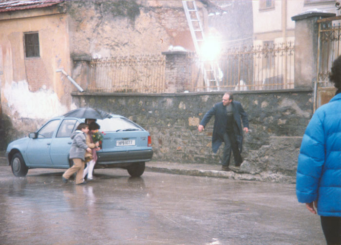 &nbsp;Συνεργάτες&nbsp;του&nbsp;Θόδωρου&nbsp;Αγγελόπουλου&nbsp;κατά&nbsp;τη&nbsp;διάρκεια&nbsp;των&nbsp;γυρισμάτων&nbsp;της&nbsp;ταινίας&nbsp;«Μια&nbsp;αιωνιότητα&nbsp;και&nbsp;μια&nbsp;μέρα»&nbsp;(;),&nbsp;1998