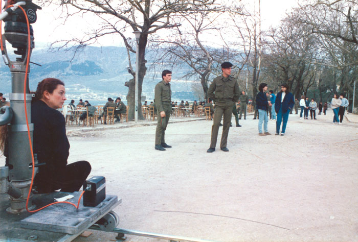 &nbsp;Η&nbsp;Φοίβη&nbsp;Οικονομοπούλου&nbsp;με&nbsp;συνεργάτες&nbsp;κατά&nbsp;τη&nbsp;διάρκεια&nbsp;των&nbsp;γυρισμάτων&nbsp;της&nbsp;ταινίας&nbsp;«Το&nbsp;μετέωρο&nbsp;βήμα&nbsp;του&nbsp;πελαργού»&nbsp;(;),&nbsp;1991
