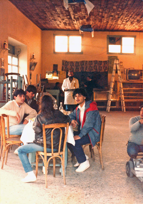 &nbsp;Ηθοποιοί&nbsp;σε&nbsp;διάλεμμα&nbsp;κατά&nbsp;τη&nbsp;διάρκεια&nbsp;γυρισμάτων&nbsp;της&nbsp;ταινίας&nbsp;«Ο&nbsp;μελισσοκόμος»,&nbsp;1986