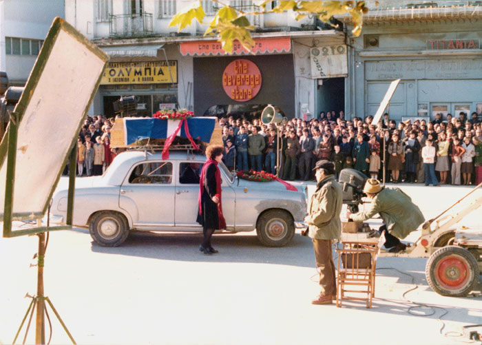 &nbsp;Η&nbsp;&nbsp;...&nbsp;και&nbsp;μέλη&nbsp;του&nbsp;συνεργείου&nbsp;κατά&nbsp;τη&nbsp;διάρκεια&nbsp;των&nbsp;γυρισμάτων&nbsp;της&nbsp;ταινίας&nbsp;«Οι&nbsp;κυνηγοί»,&nbsp;1977