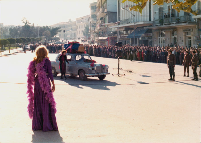 &nbsp;Η&nbsp;...,&nbsp;η&nbsp;Μαίρη&nbsp;Χρονοπούλου&nbsp;και&nbsp;κάποιοι&nbsp;κομπάρσοι&nbsp;κατά&nbsp;τη&nbsp;διάρκεια&nbsp;των&nbsp;γυρισμάτων&nbsp;της&nbsp;ταινίας&nbsp;«Οι&nbsp;κυνηγοί»,&nbsp;1977