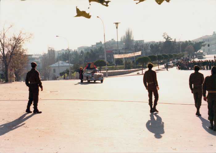 &nbsp;Η&nbsp;...και&nbsp;κάποιοι&nbsp;κομπάρσοι&nbsp;κατά&nbsp;τη&nbsp;διάρκεια&nbsp;των&nbsp;γυρισμάτων&nbsp;της&nbsp;ταινίας&nbsp;«Οι&nbsp;κυνηγοί»,&nbsp;1977