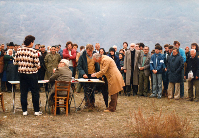 &nbsp;Ο&nbsp;Μάνος&nbsp;Κατράκη&nbsp;και&nbsp;άλλοι&nbsp;ηθοποιοί&nbsp;και&nbsp;κομπάρσοι&nbsp;κατά&nbsp;τη&nbsp;διάρκεια&nbsp;των&nbsp;γυρισμάτων&nbsp;της&nbsp;ταινίας&nbsp;«Ταξίδι&nbsp;στα&nbsp;Κύθηρα»,&nbsp;1983