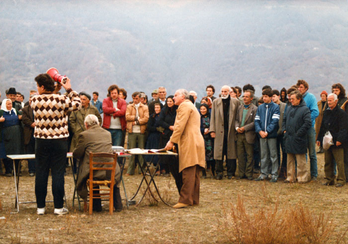 &nbsp;Ο&nbsp;Μάνος&nbsp;Κατράκη&nbsp;και&nbsp;άλλοι&nbsp;ηθοποιοί&nbsp;και&nbsp;κομπάρσοι&nbsp;κατά&nbsp;τη&nbsp;διάρκεια&nbsp;των&nbsp;γυρισμάτων&nbsp;της&nbsp;ταινίας&nbsp;«Ταξίδι&nbsp;στα&nbsp;Κύθηρα»,&nbsp;1983