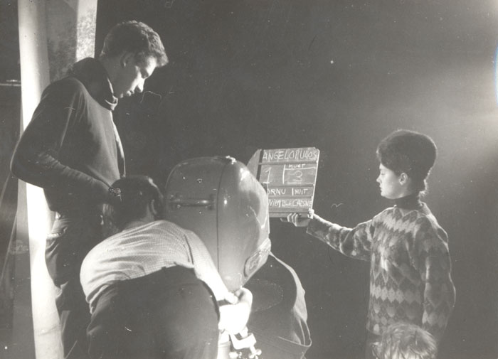 &nbsp;Συμφοιτητές&nbsp;και&nbsp;βοηθοί&nbsp;του&nbsp;Θόδωρου&nbsp;Αγγελόπουλου&nbsp;κατά&nbsp;τη&nbsp;διάρκεια&nbsp;γυρισμάτων&nbsp;ταινίας&nbsp;του&nbsp;ίδιου&nbsp;στην&nbsp;I.D.H.E.C.,&nbsp;196...