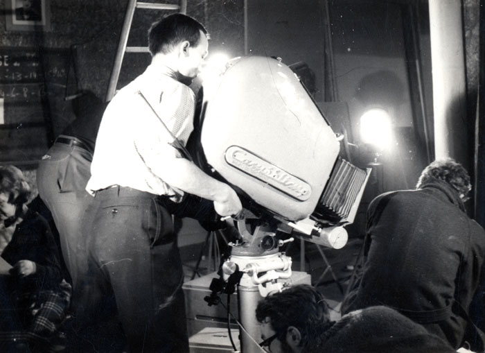 &nbsp;Συμφοιτητές&nbsp;και&nbsp;βοηθοί&nbsp;του&nbsp;Θόδωρου&nbsp;Αγγελόπουλου&nbsp;κατά&nbsp;τη&nbsp;διάρκεια&nbsp;γυρισμάτων&nbsp;ταινίας&nbsp;στην&nbsp;I.D.H.E.C.,&nbsp;196...