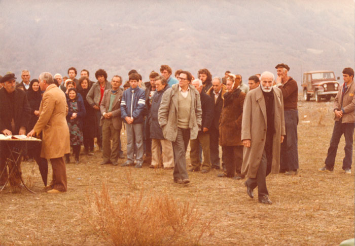 &nbsp;Ο&nbsp;Μάνος&nbsp;Κατράκης&nbsp;και&nbsp;άλλοι&nbsp;συνεργάτες&nbsp;του&nbsp;Θόδωρου&nbsp;Αγγελόπουλου&nbsp;κατά&nbsp;τη&nbsp;διάρκεια&nbsp;των&nbsp;γυρισμάτων&nbsp;της&nbsp;ταινίας&nbsp;«Ταξίδι&nbsp;στα&nbsp;Κύθηρα»,&nbsp;1983