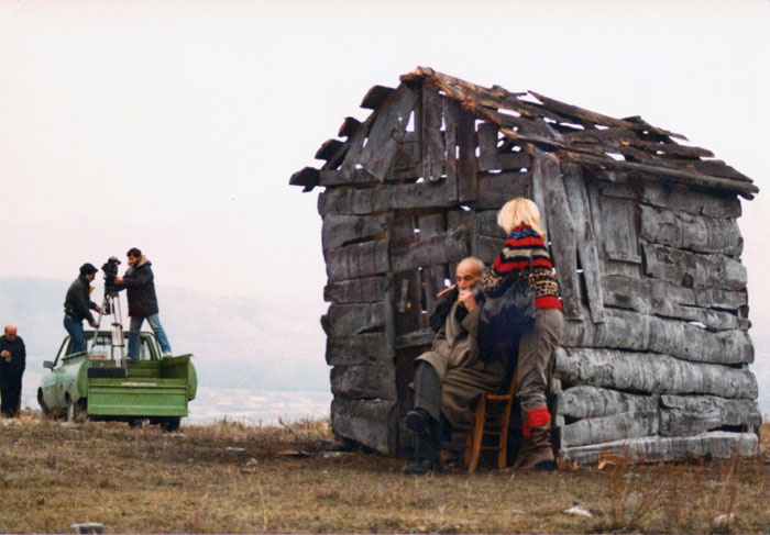 &nbsp;Ο&nbsp;Μάνος&nbsp;Κατράκης&nbsp;και&nbsp;άλλοι&nbsp;συνεργάτες&nbsp;του&nbsp;Θόδωρου&nbsp;Αγγελόπουλου&nbsp;κατά&nbsp;τη&nbsp;διάρκεια&nbsp;των&nbsp;γυρισμάτων&nbsp;της&nbsp;ταινίας&nbsp;«Ταξίδι&nbsp;στα&nbsp;Κύθηρα»,&nbsp;1983