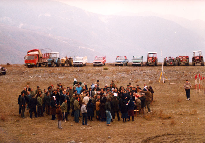 &nbsp;Διάφοροι&nbsp;συνεργάτες&nbsp;του&nbsp;Θόδωρου&nbsp;Αγγελόπουλου&nbsp;κατά&nbsp;τη&nbsp;διάρκεια&nbsp;των&nbsp;γυρισμάτων&nbsp;της&nbsp;ταινίας&nbsp;«Ταξίδι&nbsp;στα&nbsp;Κύθηρα»,&nbsp;1983