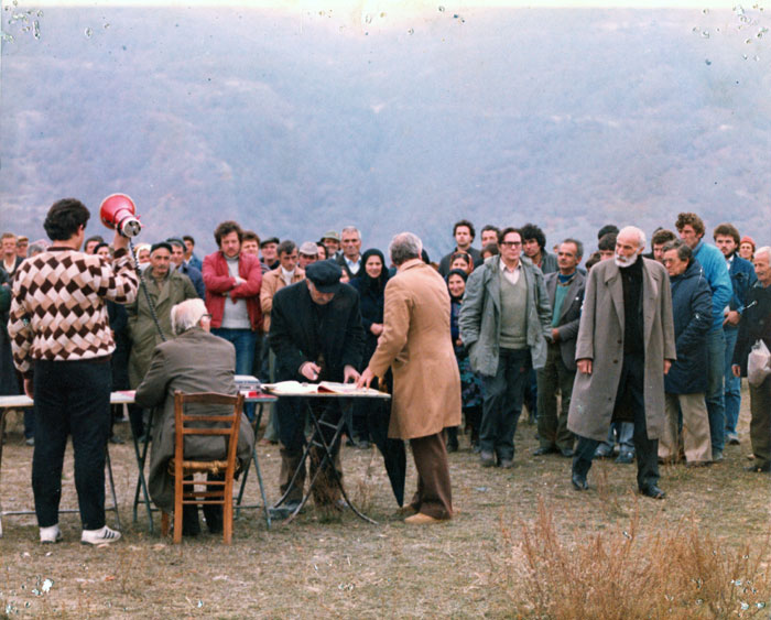 &nbsp;Ο&nbsp;Μάνος&nbsp;Κατράκης&nbsp;και&nbsp;άλλοι&nbsp;συνεργάτες&nbsp;του&nbsp;Θόδωρου&nbsp;Αγγελόπουλου&nbsp;κατά&nbsp;τη&nbsp;διάρκεια&nbsp;των&nbsp;γυρισμάτων&nbsp;της&nbsp;ταινίας&nbsp;«Ταξίδι&nbsp;στα&nbsp;Κύθηρα»,&nbsp;Elke&nbsp;A.E.,&nbsp;1983