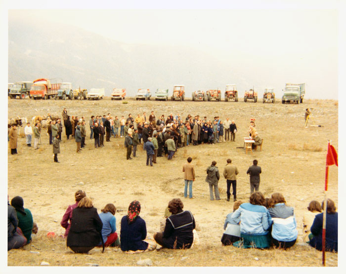 &nbsp;Ο&nbsp;Μάνος&nbsp;Κατράκης&nbsp;και&nbsp;άλλοι&nbsp;συνεργάτες&nbsp;του&nbsp;Θόδωρου&nbsp;Αγγελόπουλου&nbsp;κατά&nbsp;τη&nbsp;διάρκεια&nbsp;των&nbsp;γυρισμάτων&nbsp;της&nbsp;ταινίας&nbsp;«Ταξίδι&nbsp;στα&nbsp;Κύθηρα»,&nbsp;1983