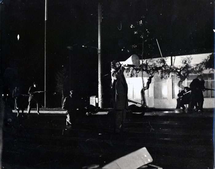 &nbsp;Ο&nbsp;Θανάσης&nbsp;Αρβανίτης&nbsp;(;)&nbsp;και&nbsp;άλλα&nbsp;μέλη&nbsp;του&nbsp;συνεργείου&nbsp;κατά&nbsp;τη&nbsp;διάρκεια&nbsp;των&nbsp;γυρισμάτων&nbsp;της&nbsp;ταινίας&nbsp;«Μέρες&nbsp;του&nbsp;’36»,&nbsp;1972