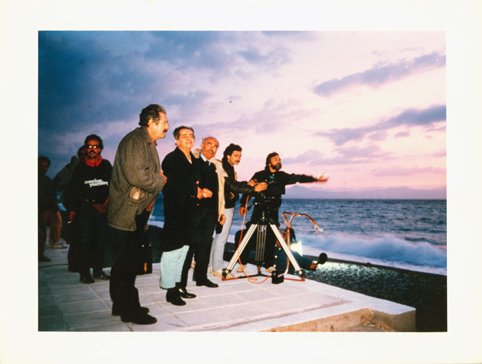 &nbsp;Συνεργάτες&nbsp;του&nbsp;Θόδωρου&nbsp;Αγγελόπουλου&nbsp;κατά&nbsp;τη&nbsp;διάρκεια&nbsp;των&nbsp;γυρισμάτων&nbsp;της&nbsp;ταινίας&nbsp;«Μια&nbsp;αιωνιότητα&nbsp;και&nbsp;μια&nbsp;μέρα»,&nbsp;1998