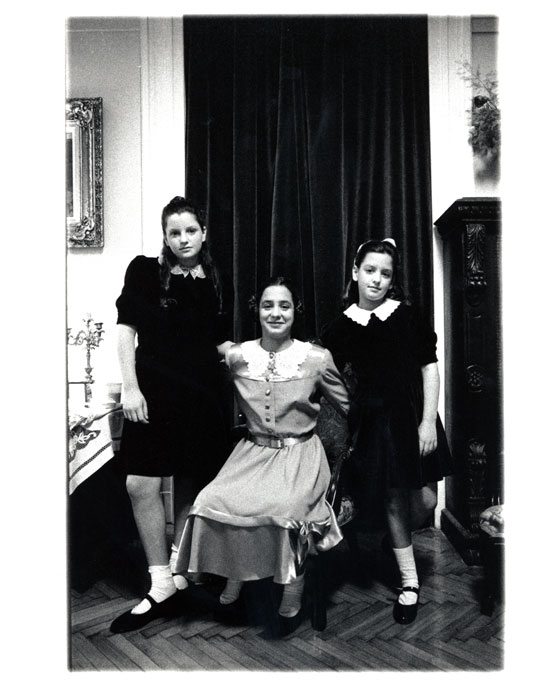 &nbsp;Οι&nbsp;κόρες&nbsp;του&nbsp;Θόδωρου&nbsp;Αγγελόπουλου&nbsp;κατά&nbsp;τη&nbsp;διάρκεια&nbsp;των&nbsp;γυρισμάτων&nbsp;της&nbsp;ταινίας&nbsp;«Το&nbsp;βλέμμα&nbsp;του&nbsp;Οδυσσέα»,&nbsp;1995