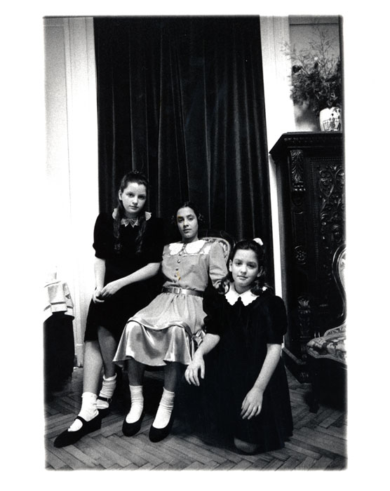 &nbsp;Οι&nbsp;κόρες&nbsp;του&nbsp;Θόδωρου&nbsp;Αγγελόπουλου&nbsp;κατά&nbsp;τη&nbsp;διάρκεια&nbsp;των&nbsp;γυρισμάτων&nbsp;της&nbsp;ταινίας&nbsp;ο&nbsp;βλέμμα&nbsp;του&nbsp;Οδυσσέα»,&nbsp;1995