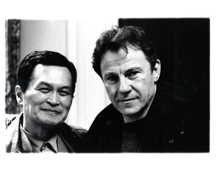 &nbsp;Ο&nbsp;Harvey&nbsp;Keitel&nbsp;με&nbsp;τον&nbsp;Hayao&nbsp;Shibata&nbsp;κατά&nbsp;τη&nbsp;διάρκεια&nbsp;των&nbsp;γυρισμάτων&nbsp;της&nbsp;ταινίας&nbsp;«Το&nbsp;βλέμμα&nbsp;του&nbsp;Οδυσσέα»,&nbsp;1995