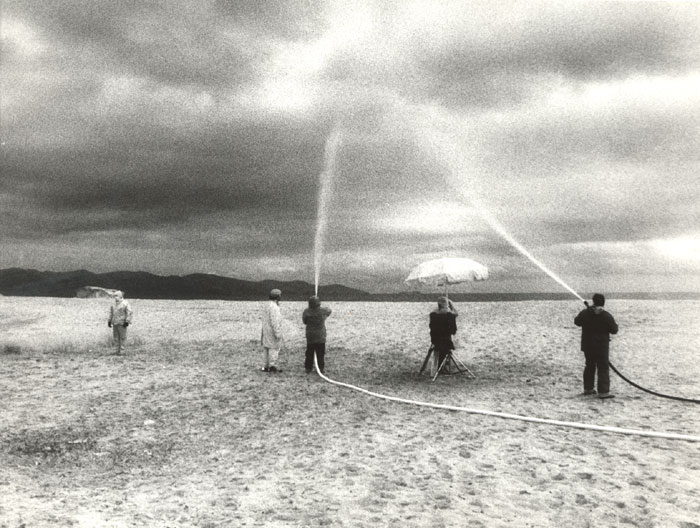 &nbsp;Συνεργάτες&nbsp;του&nbsp;Θόδωρου&nbsp;Αγγελόπουλου&nbsp;«δημιουργούν&nbsp;βροχή»&nbsp;κατά&nbsp;τη&nbsp;διάρκεια&nbsp;των&nbsp;γυρισμάτων&nbsp;της&nbsp;ταινίας&nbsp;«Μια&nbsp;αιωνιότητα&nbsp;και&nbsp;μια&nbsp;μέρα»&nbsp;για&nbsp;τις&nbsp;ανάγκες&nbsp;της&nbsp;ταινίας,&nbsp;Maria&nbsp;Giannopoulou,&nbsp;1998