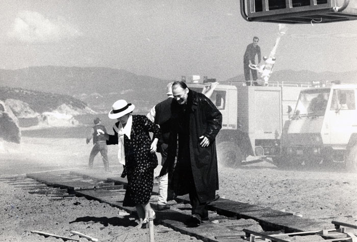 &nbsp;Ο&nbsp;Bruno&nbsp;Ganz&nbsp;και&nbsp;άλλοι&nbsp;συνεργάτες&nbsp;του&nbsp;Θόδωρου&nbsp;Αγγελόπουλου&nbsp;κατά&nbsp;τη&nbsp;διάρκεια&nbsp;των&nbsp;γυρισμάτων&nbsp;της&nbsp;ταινίας&nbsp;«Μια&nbsp;αιωνιότητα&nbsp;και&nbsp;μια&nbsp;μέρα»&nbsp;για&nbsp;τις&nbsp;ανάγκες&nbsp;της&nbsp;ταινίας,&nbsp;Maria&nbsp;Giannopoulou,&nbsp;1998