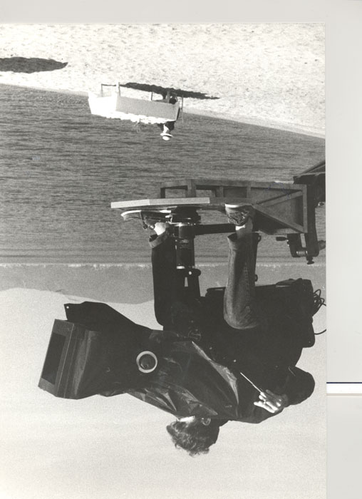 &nbsp;Ο&nbsp;Ανδρέας&nbsp;Σινάνος&nbsp;κατά&nbsp;τη&nbsp;διάρκεια&nbsp;των&nbsp;γυρισμάτων&nbsp;της&nbsp;ταινίας&nbsp;«Μια&nbsp;αιωνιότητα&nbsp;και&nbsp;μια&nbsp;μέρα»&nbsp;για&nbsp;τις&nbsp;ανάγκες&nbsp;της&nbsp;ταινίας,&nbsp;Maria&nbsp;Giannopoulou,&nbsp;1998