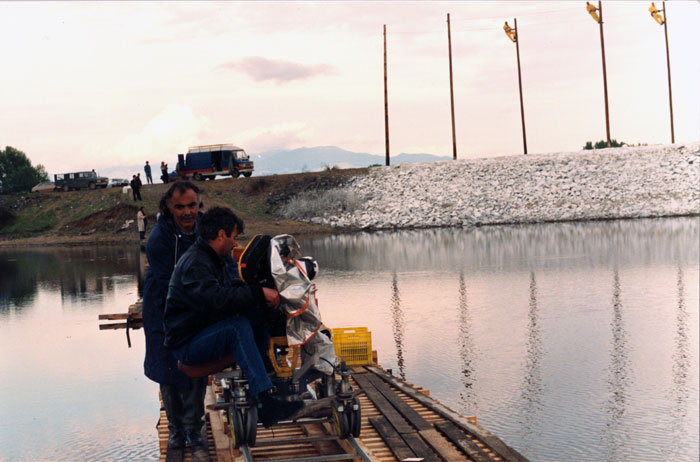 &nbsp;Συνεργάτες&nbsp;του&nbsp;Θόδωρου&nbsp;Αγγελόπουλου&nbsp;κατά&nbsp;τη&nbsp;διάρκεια&nbsp;των&nbsp;γυρισμάτων&nbsp;της&nbsp;ταινίας&nbsp;«Το&nbsp;μετέωρο&nbsp;βήμα&nbsp;του&nbsp;πελαργού»,&nbsp;1991