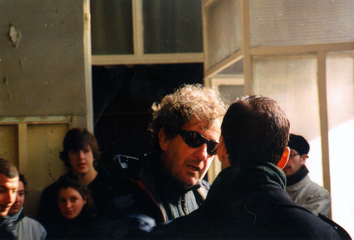 &nbsp;Συνεργάτες&nbsp;του&nbsp;Θόδωρου&nbsp;Αγγελόπουλου&nbsp;κατά&nbsp;τη&nbsp;διάρκεια&nbsp;των&nbsp;γυρισμάτων&nbsp;της&nbsp;ταινίας&nbsp;«Το&nbsp;λιβάδι&nbsp;που&nbsp;δακρύζει»,&nbsp;2004