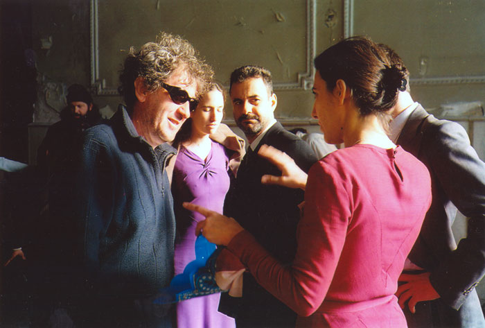 &nbsp;Συνεργάτες&nbsp;του&nbsp;Θόδωρου&nbsp;Αγγελόπουλου&nbsp;κατά&nbsp;τη&nbsp;διάρκεια&nbsp;των&nbsp;γυρισμάτων&nbsp;της&nbsp;ταινίας&nbsp;«Το&nbsp;λιβάδι&nbsp;που&nbsp;δακρύζει»,&nbsp;2004